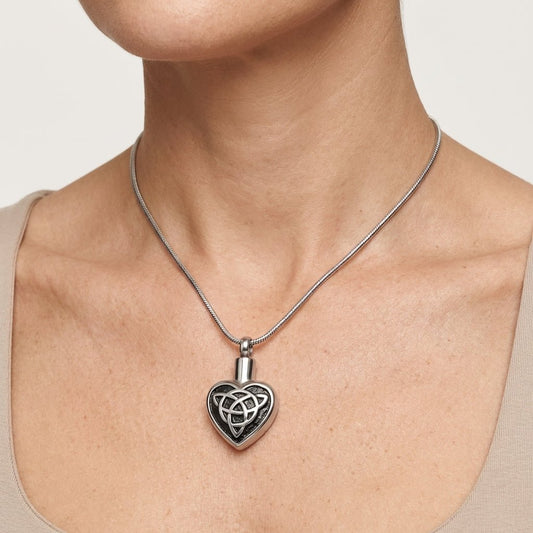 Keltisch as - hartje staal met zwarte triquetra - Aramat Jewels - Gedenkhangers - cadeautip
