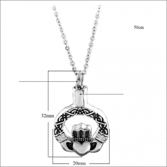 Een zilveren hart hanger met keltisch ontwerp aan een ketting