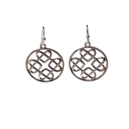 Paar zilveren Keltische knoop oorbellen met cirkelvormige motieven.