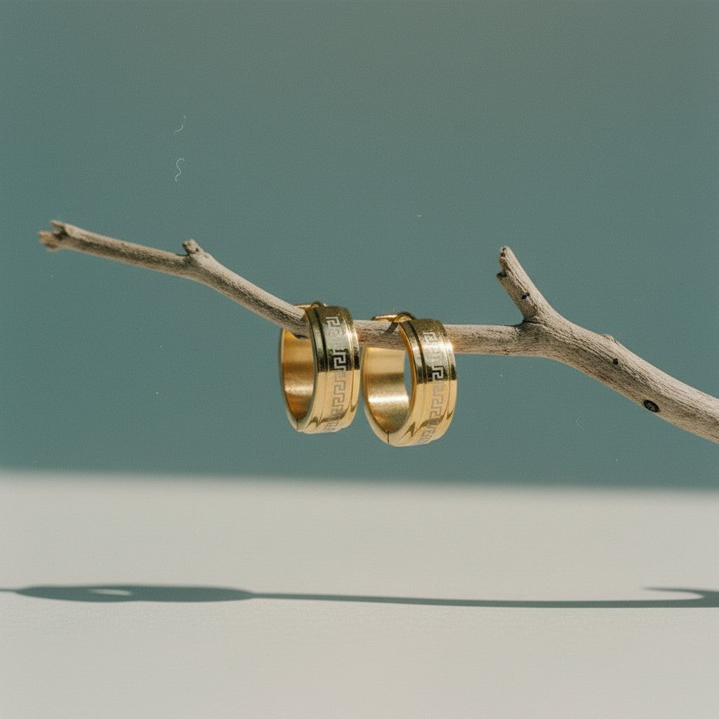 Kleine RVS Oorringen Grieks Motief Goudkleur 13mm - Aramat Jewels - Oorringen - cadeautip