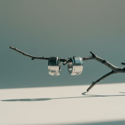 Kleine RVS Oorringen met Opstaande Streep Zilverkleur 13mm - Aramat Jewels - Oorringen - cadeautip