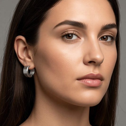 Kleine RVS Oorringen met Opstaande Streep Zilverkleur 13mm - Aramat Jewels - Oorringen - cadeautip