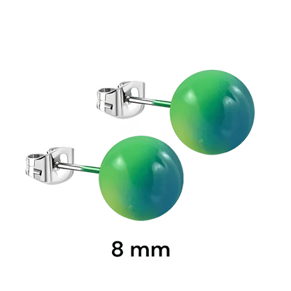 Een paar oorbellen met groen-blauwe bolletjes.