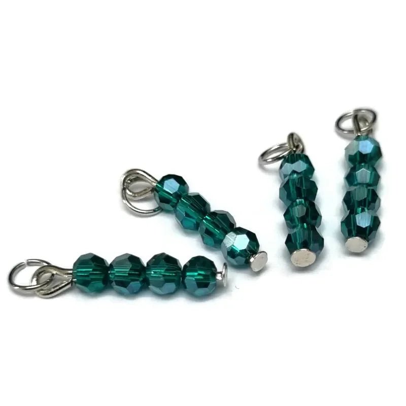 Een paar groene glazen kralen