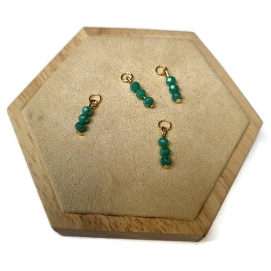Een paar oorbellen met groene kralen