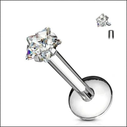 Een diamanten piercing met een enkele steen