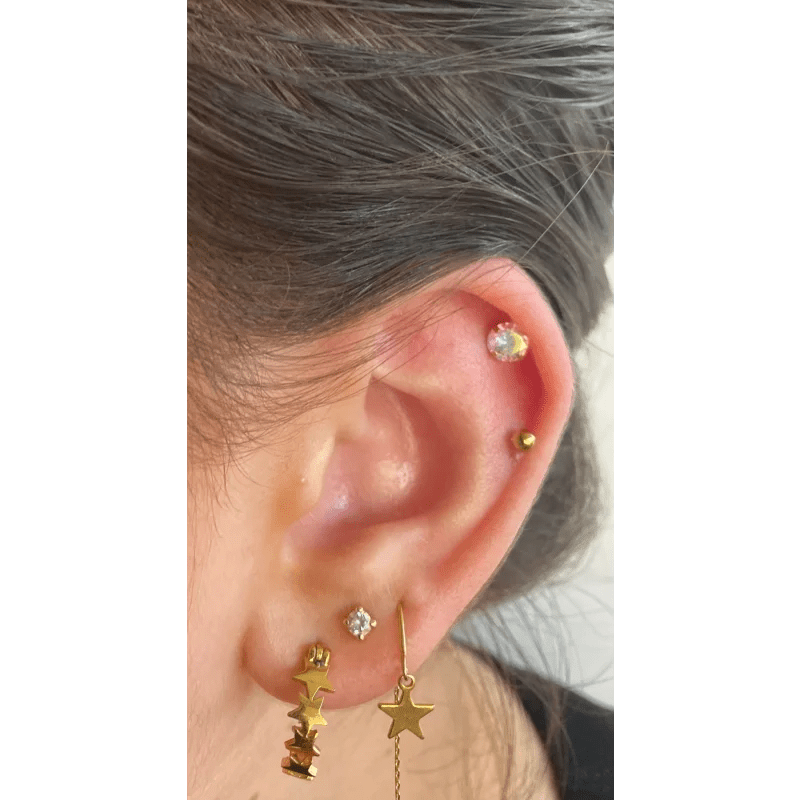 Een vrouw die een gouden ster draagt