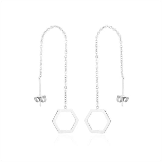 Een paar zilveren oorbellen met een ketting