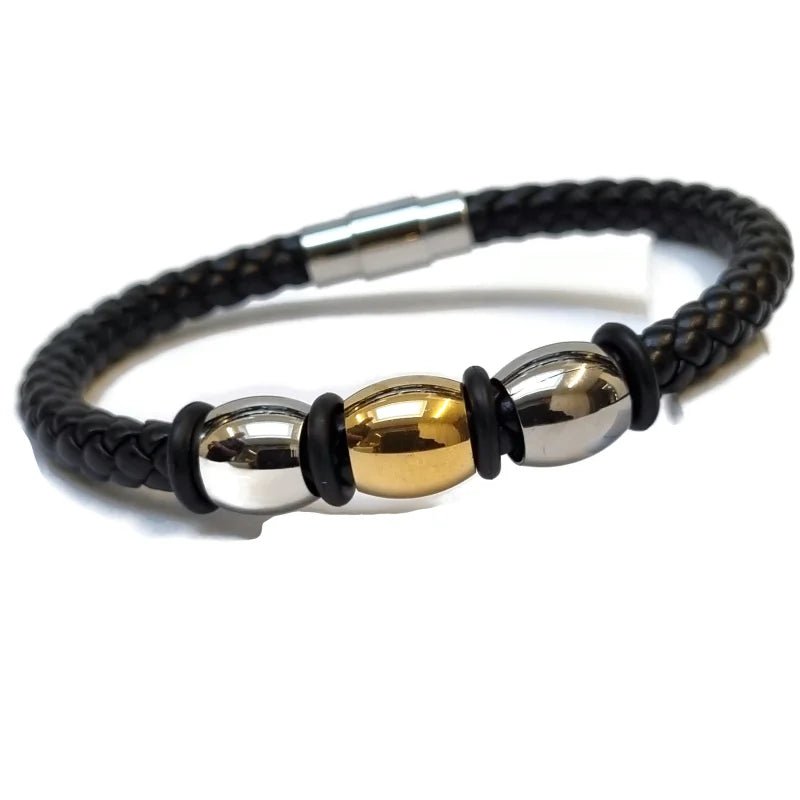 Een zwarte leren armband met twee gouden kralen