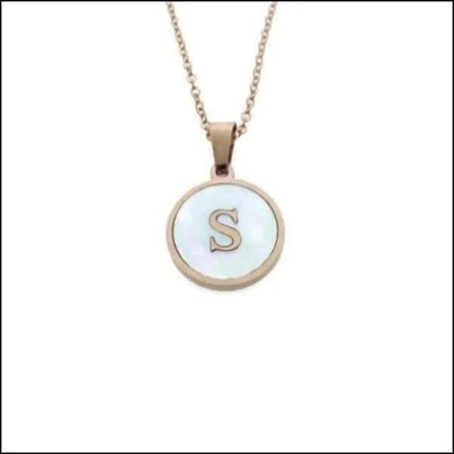 Een gouden halsketting met een initiaal van witte en blauwe steen