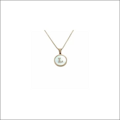 Een gouden halsketting met een witte steen in het midden