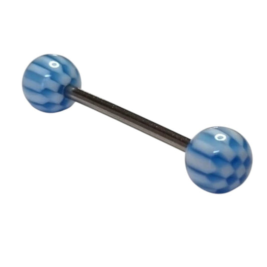 Een paar blauwe glazen bollen op een witte achtergrond