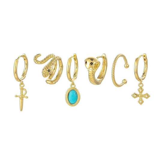 Een set van drie gouden hoepeloorbellen met turquoise steen