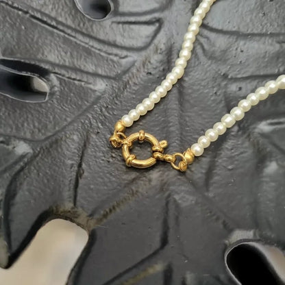 Een parelketting met een gouden sluiting