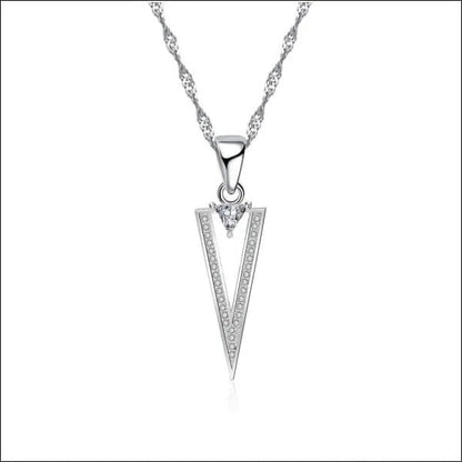 Een diamanten hanger met een driehoekige hanger