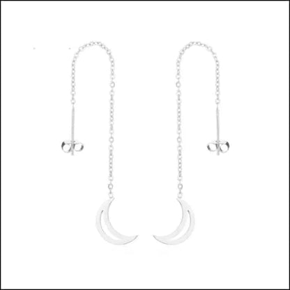 Een paar zilveren oorbellen met kettinkjes aan de voorkant