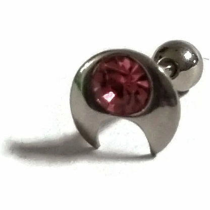 Een rode steen in een zilveren ring