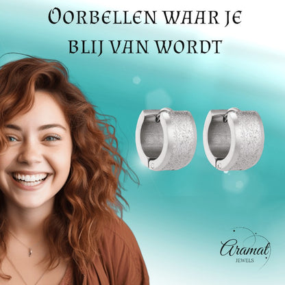 Mat Zilverkleurige RVS Oorringen met Sandblasted Streep - oor5788 - se24030 - Oorringen kopen# - 13mm - 7mm - alles