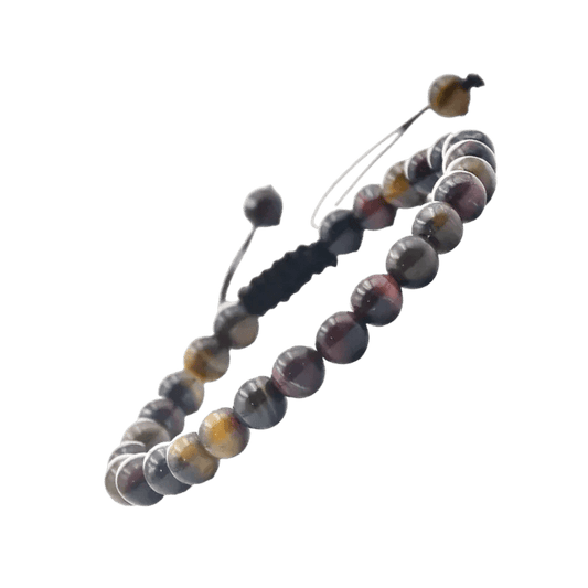 Een close-up van een armband met een vogel erop