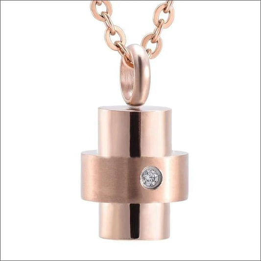 Een diamanten hanger met een ketting