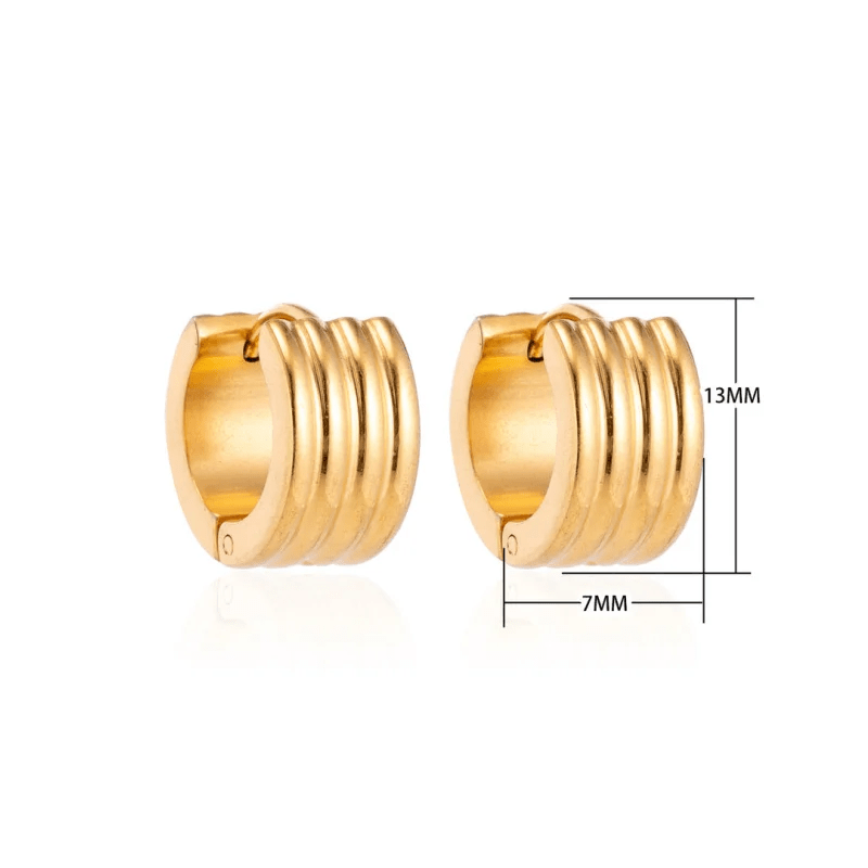 Een paar vergulde oorbellen met een klein rond ontwerp