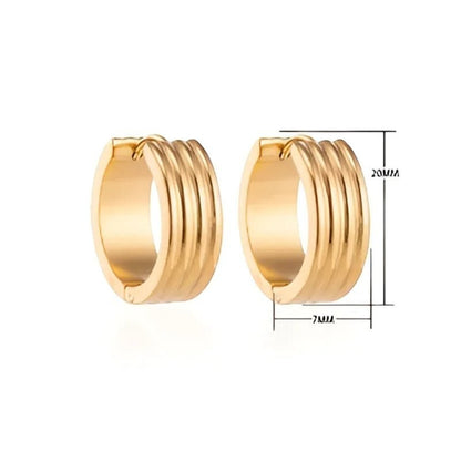 Een paar gouden hoepeloorbellen