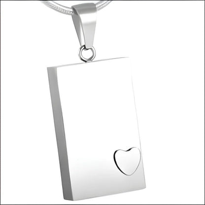 Een witte vierkante hanger met een hart erop