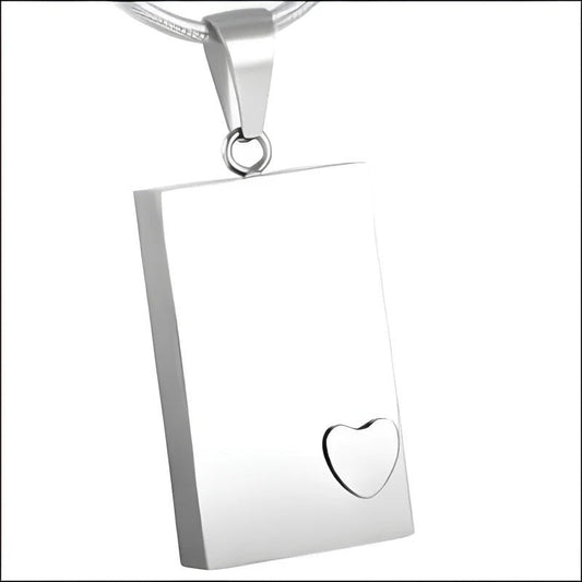 Een witte vierkante hanger met een hart erop