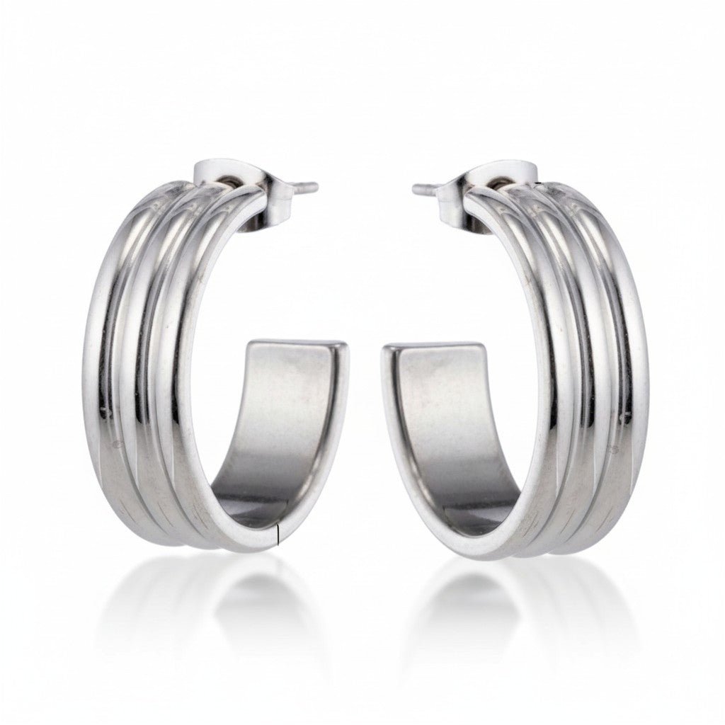 Oorbellen – 23mm Half - Hoop Streeprelief op RVS Zilverkleur - Aramat Jewels - Oorringen - cadeautip