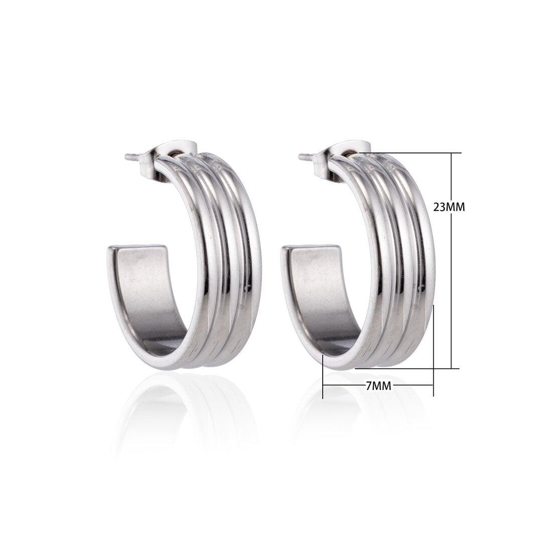 Oorbellen – 23mm Half - Hoop Streeprelief op RVS Zilverkleur - Aramat Jewels - Oorringen - cadeautip
