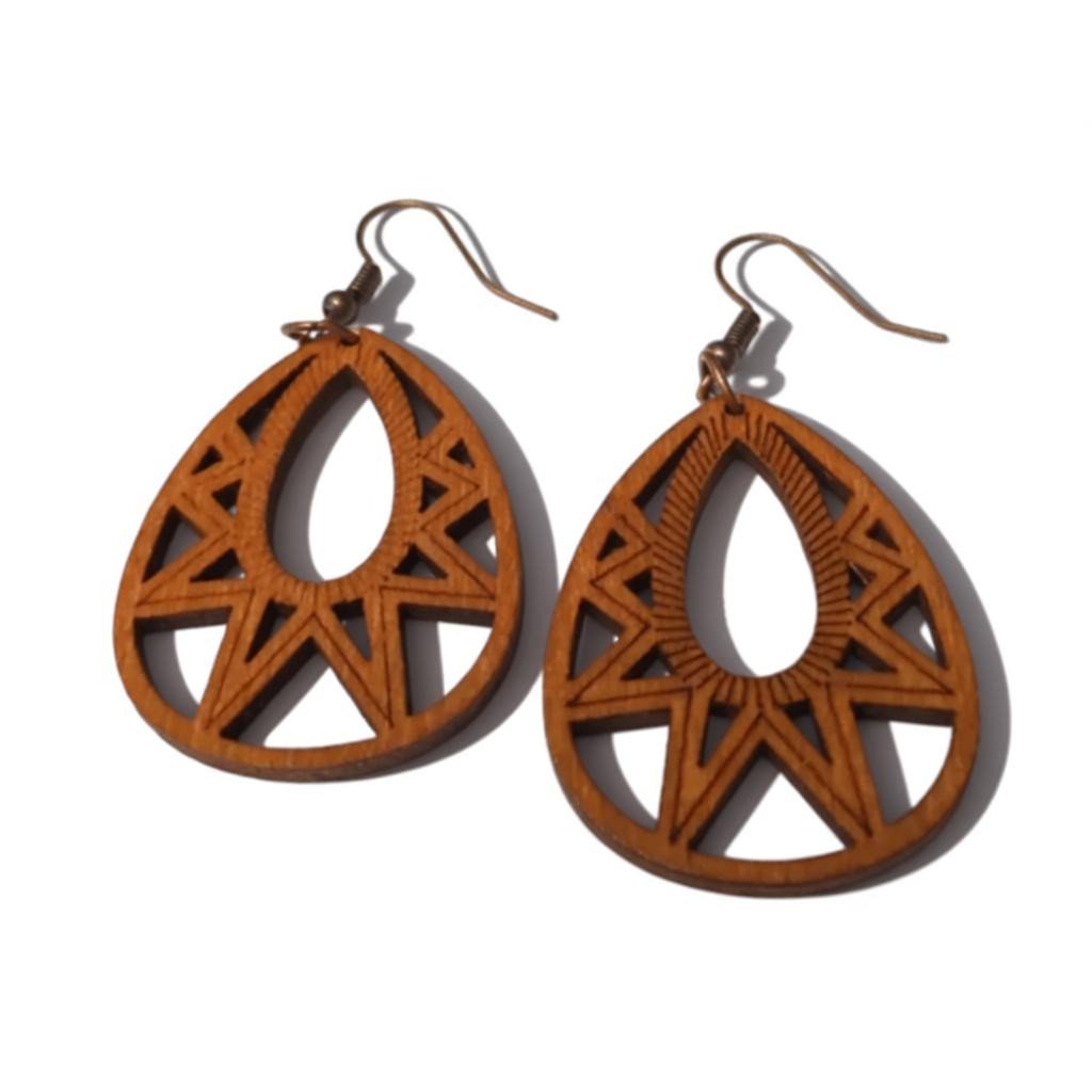 Oorbellen – Elegante Houten Oorhangers Druppelvorm Bruin Opgewerkt Motief Dames - Aramat Jewels - Oorhangers - cadeautip