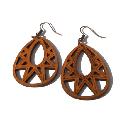 Oorbellen – Elegante Houten Oorhangers Druppelvorm Bruin Opgewerkt Motief Dames - Aramat Jewels - Oorhangers - cadeautip