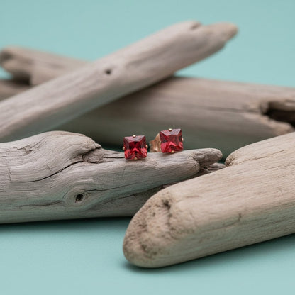 Oorbellen – RVS Roségoudkleur met Rode Vierkante Zirkonia (4mm) - Aramat Jewels - Oorbellen - cadeautip