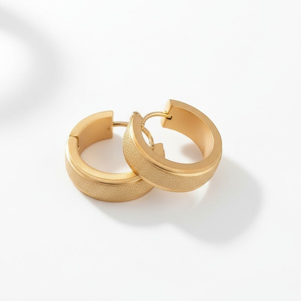 Oorringen – 20mm Creolen Sandblasted Lijn RVS Goudkleur Unisex - Aramat Jewels - Oorringen - cadeautip