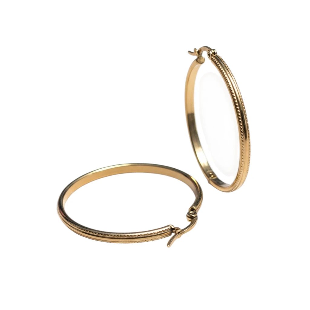 Oorringen – 40mm Hoepel Bewerkt RVS Goudkleur Dames - Aramat Jewels - Oorringen - cadeautip