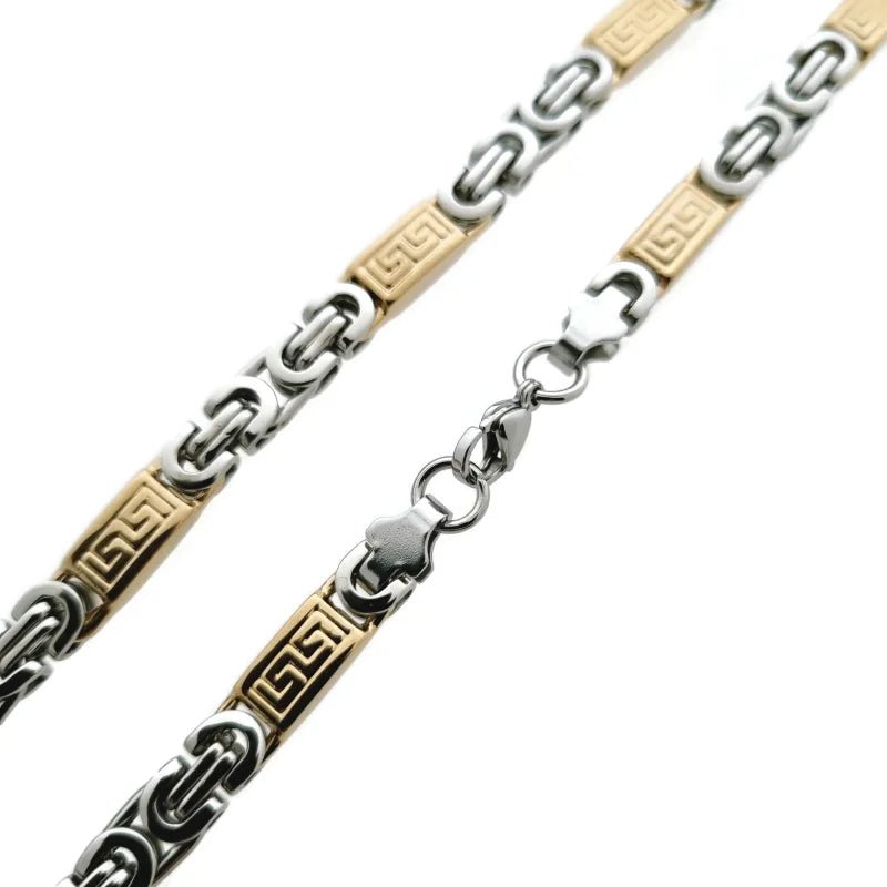 Een paar gouden en zilveren kettingen