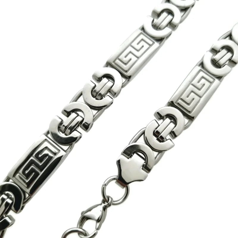 Een paar zilveren kettingen