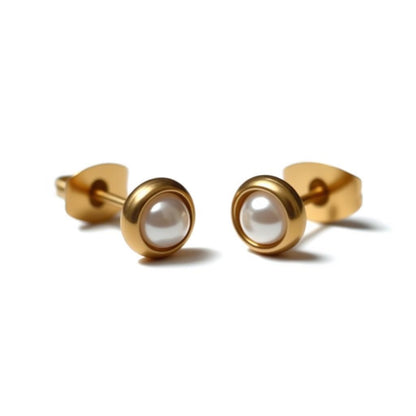 Boucles d'oreilles – Perles blanches et design doré (6 mm)