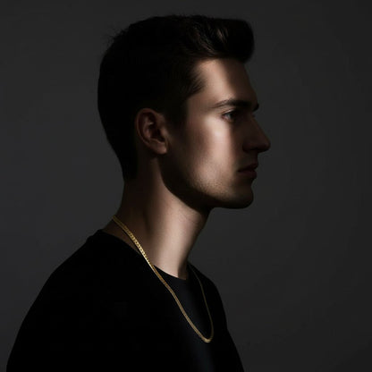 Platte gourmet ketting met bewerkte rand 5mm goudkleurig staal - Aramat Jewels - Halskettingen - cadeautip