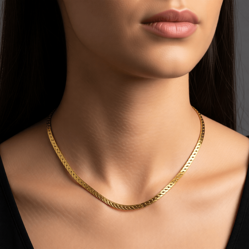 Platte gourmet ketting met bewerkte rand 5mm goudkleurig staal - Aramat Jewels - Halskettingen - cadeautip