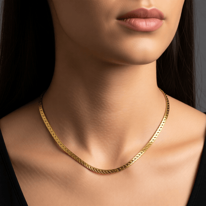 Platte gourmet ketting met bewerkte rand 5mm goudkleurig staal - Aramat Jewels - Halskettingen - cadeautip