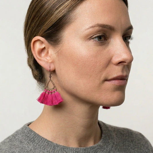 Boucles d'oreilles bohèmes à pompons rose vif 55 x 30 mm
