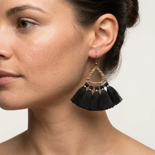 Boucles d'oreilles bohèmes à pompons – Noires 55 x 30 mm