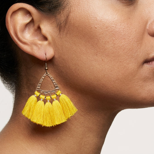 Boucles d'oreilles bohèmes à pompons jaunes 55 x 30 mm