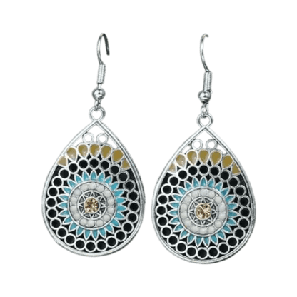 Paar traanvormige zilveren oorbellen met kleurrijke mozaïekachtige patronen.