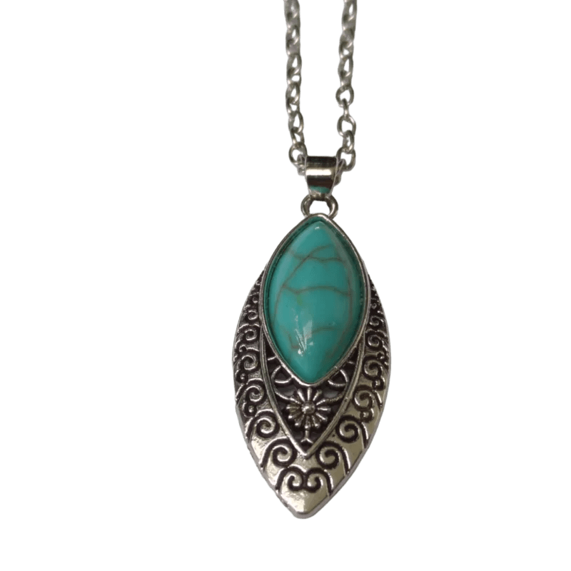 Een zilveren halsketting met een hanger van turkoois steen