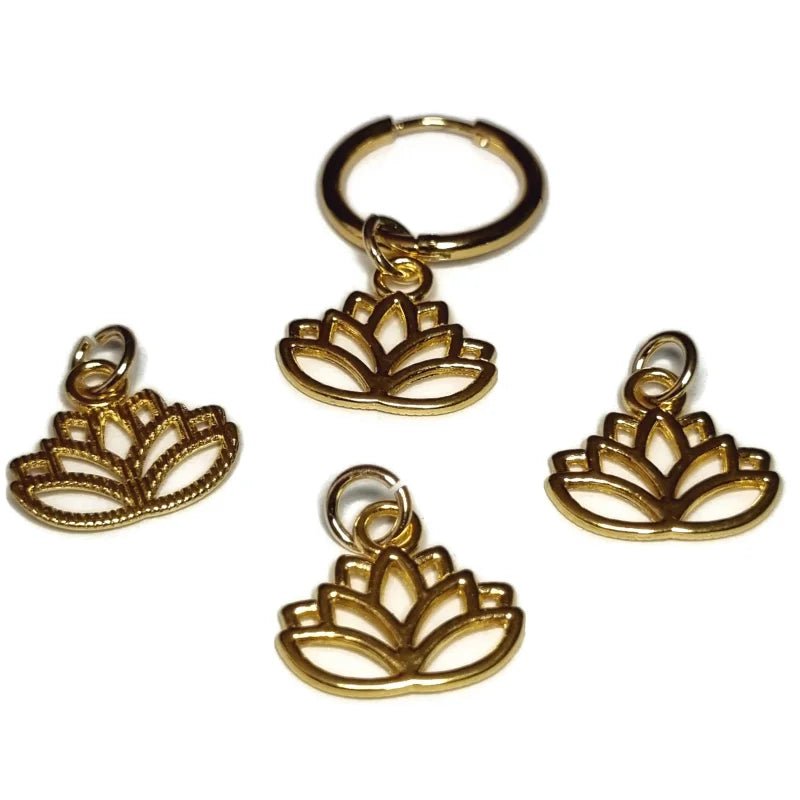 Een set van drie goudkleurige metalen bedels