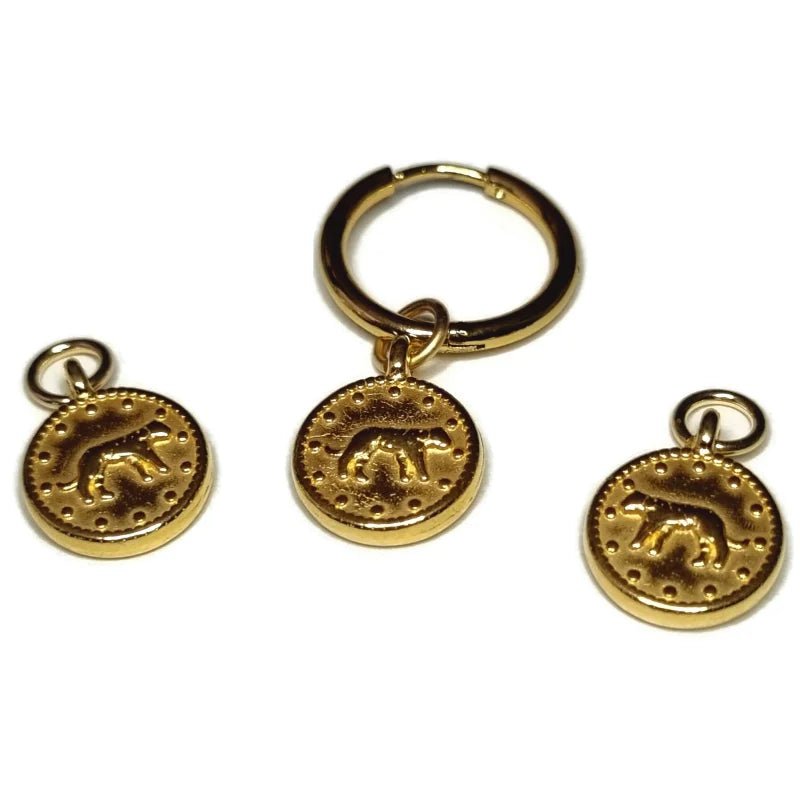 Een gouden sleutelhanger met een medaillon van de persoon