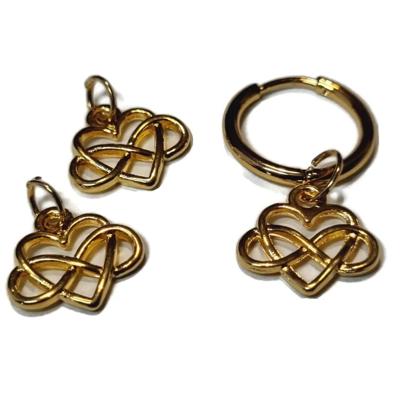 Een paar gouden oorbellen