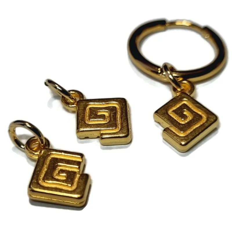 Een paar gouden oorbellen